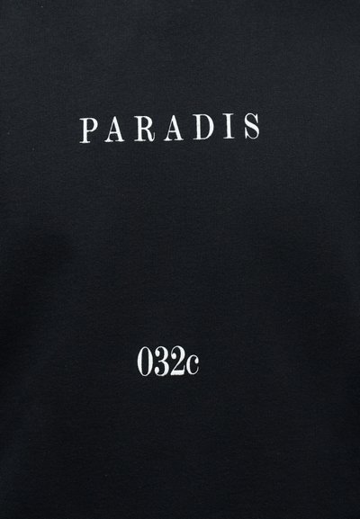 Must kangas, millel on valge tekst "PARADIS" paigutatud keskele ülaosas ning väiksemas kirjas allpool keskel "032c".