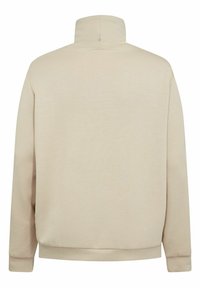 Beige pulóver magas gallérral, hosszú ujjakkal és bordázott szegéllyel. Simább textúra és minimalista dizájn, látható logók vagy minták nélkül.