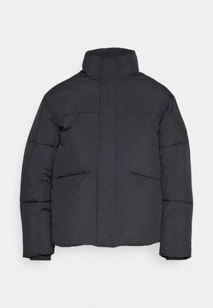 Czarna ocieplana kurtka zimowa z wysokim kołnierzem, długimi rękawami i przednim zamkiem ukrytym pod materiałową listwą.