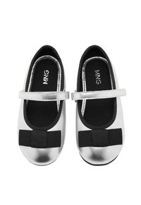 Srebrne balerinke s crnim elastičnim trakama i detaljem mašne. Glatka metalik završna obrada, okrugli vrh i mekani crni unutrašnji oblog.