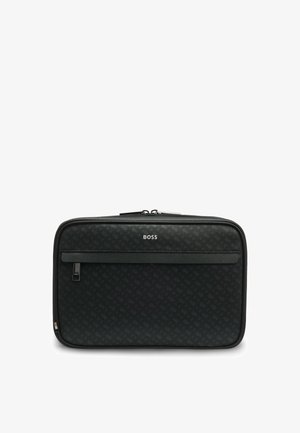 Borsa da toeletta nera realizzata in materiale sintetico a fantasia. Presenta una chiusura con zip, una tasca frontale e un logo del marchio in rilievo. Forma rettangolare.