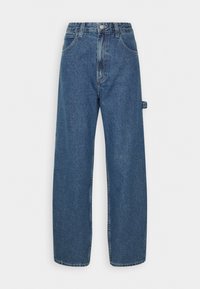 Jeans de ganga com uma cintura alta, corte largo, na cor azul média. Apresenta bolsos frontais e traseiros, e um fecho de botão seguro.