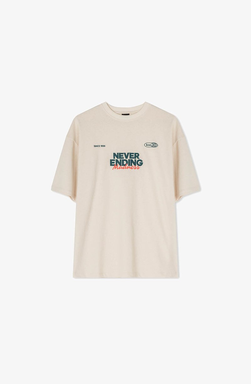 Lys beige bomull T-skjorte med korte ermer, rund hals, og trykt tekst i grønn og rød: "ALDRI ENDELANDE Galskap" med logo på venstre side.