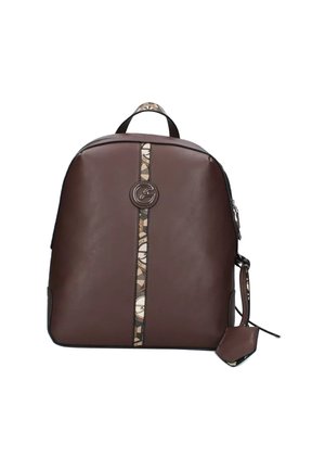 Zaino in pelle marrone con una tracolla decorata con un motivo geometrico. Presenta un logo rotondo e una maniglia laterale. Texture liscia, forma arrotondata.