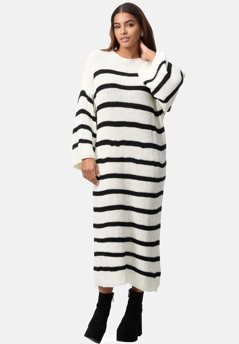 Chunky strikket sweaterkjole i hvid med markante sorte striber, der har rund hals, lange ærmer og slidser i kanten.