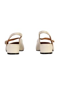 Zapatos slingback de cuero blanco con un bajo tacón de bloque, que cuentan con una delgada correa en el tobillo y un diseño de espalda abierta. Textura suave y estilo minimalista.