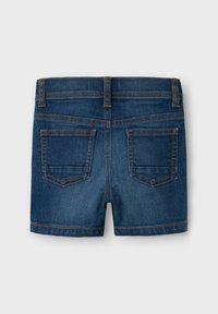 Mörkblå denimshorts med en åtsittande midja, två bakfickor och kontrasterande orange sömmar på sömmarna och fickorna.