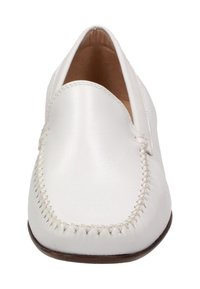 Weiße Lederloafers mit abgerundeter Spitze, dekorativen Nähten an den Seiten und einer glatten Oberfläche oben. Die Sohle hat eine leichte Kurve.