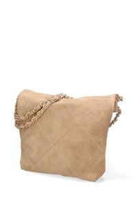 Borsa in suede beige con motivo trapuntato, dotata di una tracolla a catena dorata e chiusura con zip. Texture morbida con una forma triangolare strutturata.