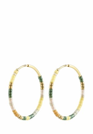 Pendientes de aro en tono dorado que presentan cuentas de cerámica multicolores en verde, amarillo, blanco y naranja, con una textura lisa y brillante.
