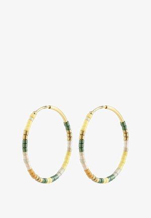 Kultaiset renkaat, joissa on monivärisiä keramiikkakoruja vihreässä, keltaisessa, valkoisessa ja oranssissa, sileällä ja kiiltävällä pinnalla.