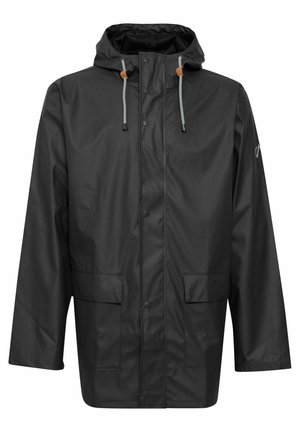Veste de pluie noire imperméable avec capuche, boutons-pression, deux poches avant et cordons de serrage contrastants. Texture lisse et brillante.