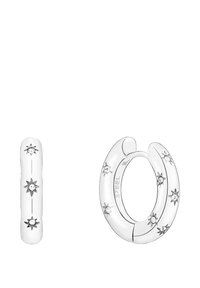 Orecchini a cerchio in acciaio inossidabile con design a forma di stella e cristalli incastonati, finitura in argento lucido e texture liscia.