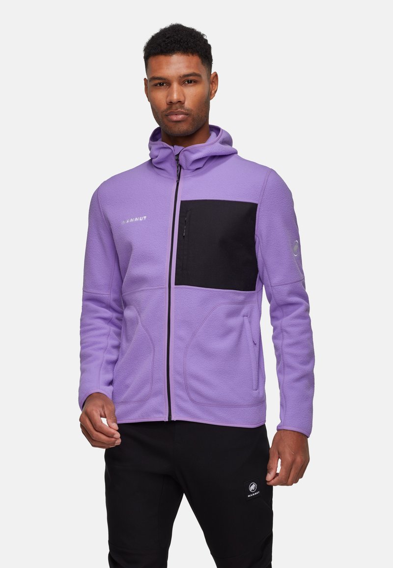 Paarse fleece jack met een zwarte borstzak, ritssluiting aan de voorkant en zijzakken. Zwarte accenten en logo aan de linkerkant.