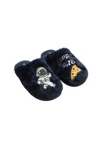 Zapatillas difusas azul marino con diseños bordados de astronauta y rebanada de pizza, textura suave y parte trasera abierta para facilitar su uso.