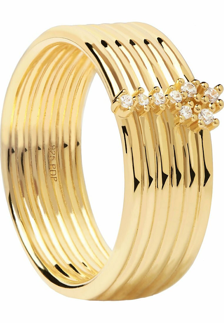 Bague en or doré avec plusieurs bandes empilées, finition polie, et une rangée de petites pierres précieuses transparentes accentuant un côté. Marquée 925.