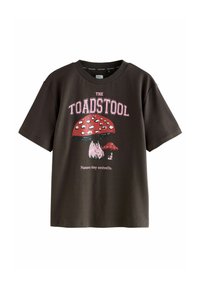 Mørkebrun bomulds t-shirt med et rødt svampe grafik med hvide pletter og teksten "THE TOADSTOOL". Kortærmet og afslappet pasform.