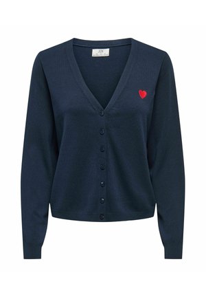 Cardigan bleu marine à manches longues, boutonné, avec col en V et petit cœur rouge brodé sur le côté gauche de la poitrine.