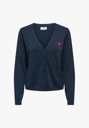 Cardigan bleu marine à manches longues, boutonné, avec col en V et petit cœur rouge brodé sur le côté gauche de la poitrine.