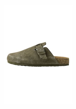 Sabot en daim vert olive à enfiler avec bride réglable à boucle et semelle intérieure en liège avec semelle extérieure en caoutchouc plat.