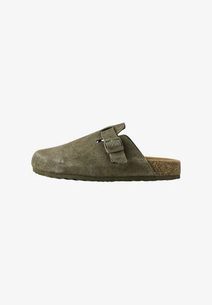 Sabot en daim vert olive à enfiler avec bride réglable à boucle et semelle intérieure en liège avec semelle extérieure en caoutchouc plat.