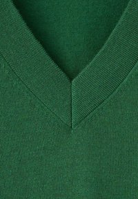 Maglione verde a V con lavorazione a maglia strutturata, caratterizzato da bordi a coste e una superficie liscia. Primo piano che mostra il colletto e i dettagli del tessuto.