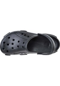 Zwarte rubberen klomp met een afgeronde teen, meerdere ventilatiegaten, een gestructureerde binnenzool en een verstelbare achterband. Minimalistisch ontwerp.