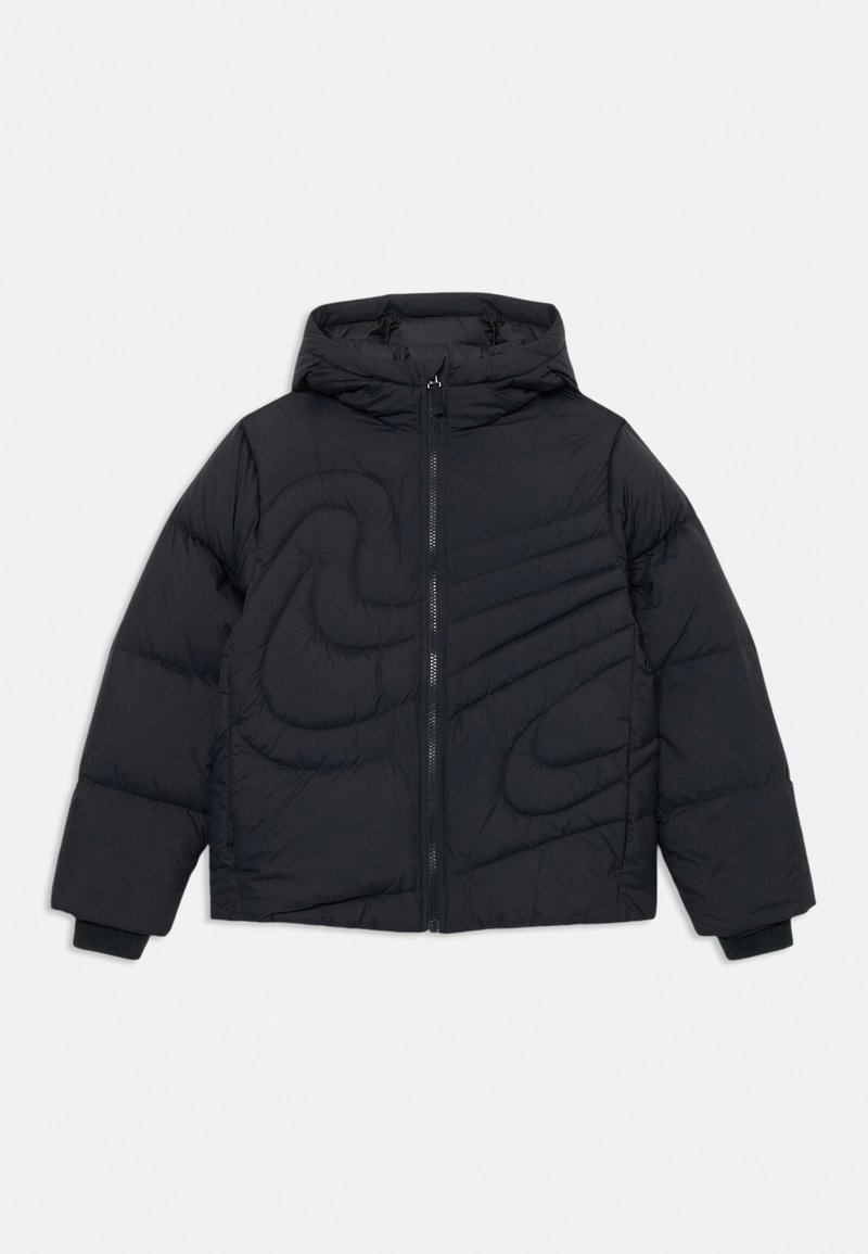 Svart kviltad pufferjacka med huva, framdragkedja och abstrakta stickade mönster, visas platt på en vit bakgrund.