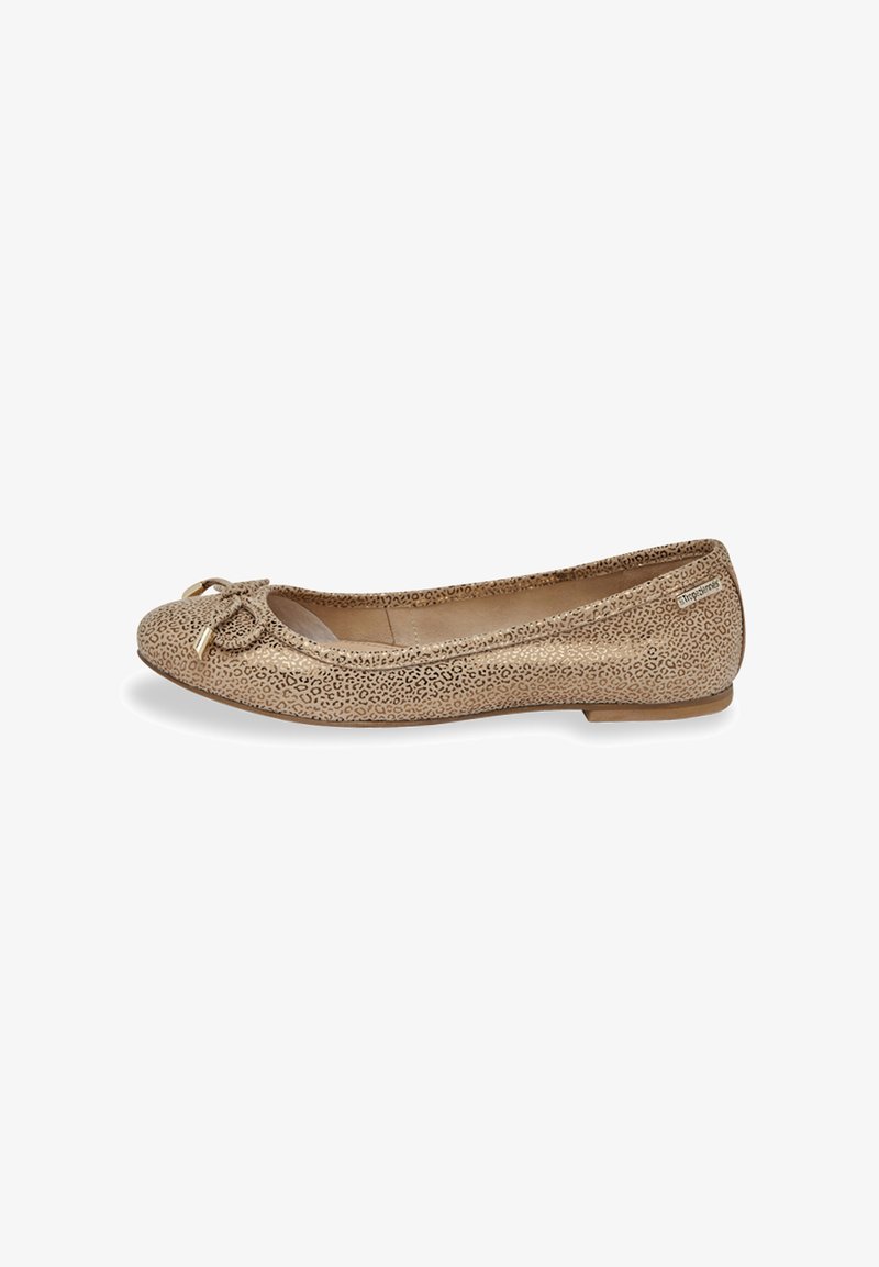 Zapato de ballet plano en dorado metálico con un patrón texturizado y moteado. Presenta un lazo decorativo en la punta y un tacón bajo para mayor estabilidad.