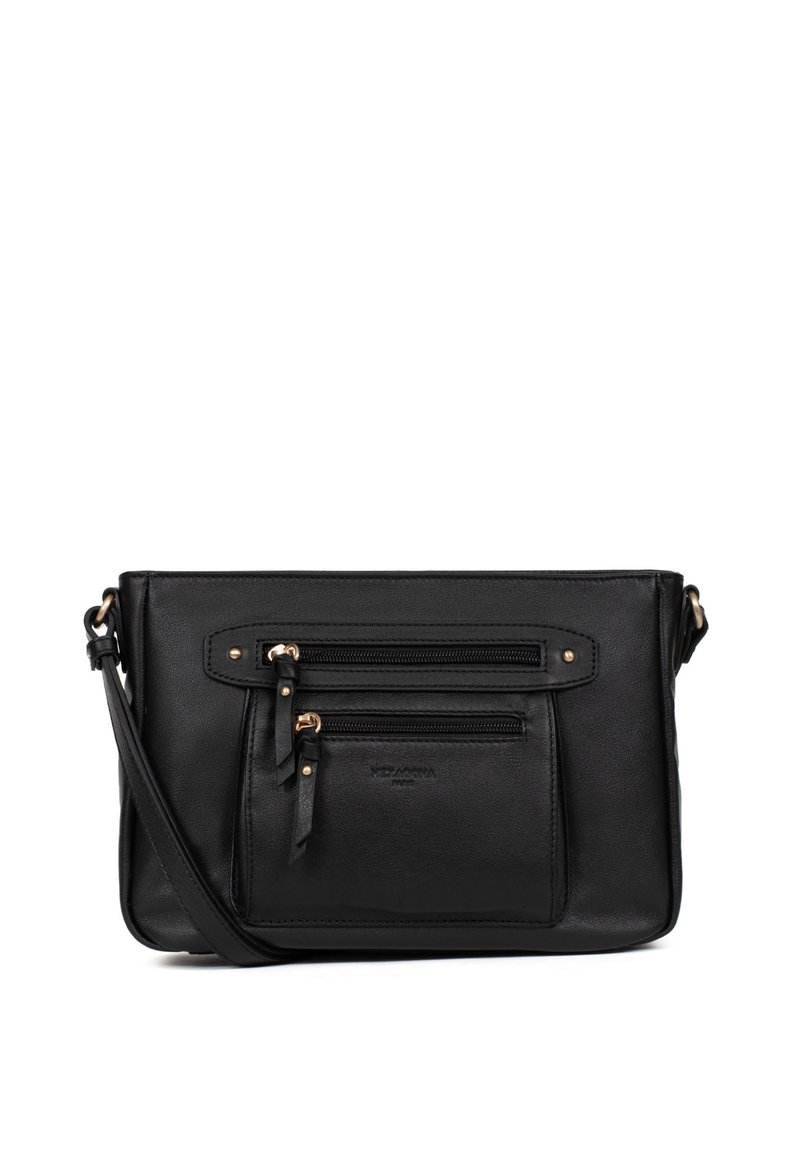 Borsa a tracolla in pelle nera con due scomparti frontali con zip, texture liscia, dettagli in metallo dorato e tracolla regolabile.