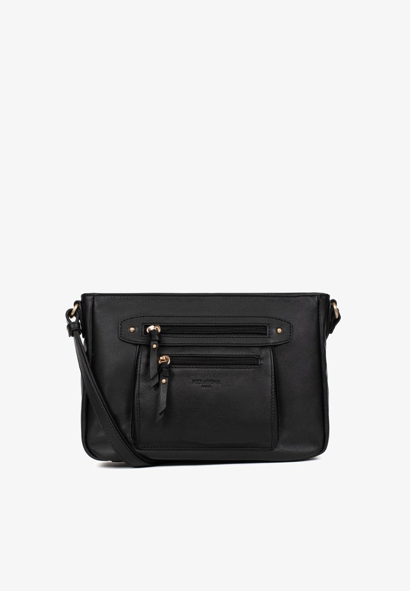 Borsa a tracolla in pelle nera con due scomparti frontali con zip, texture liscia, dettagli in metallo dorato e tracolla regolabile.