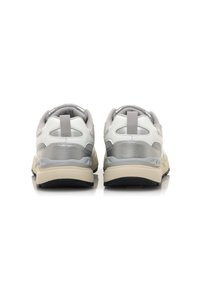 Scarpe sportive bianche e argento con una parte superiore texture, collo imbottito e linguetta. Presentano una soletta grigia e suola in gomma nera.