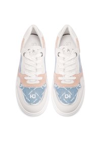 Sneaker con suola in gomma bianca, denim blu e accenti in suede rosa, punta rotonda, lacci piatti e dettagli in tessuto a fantasia.