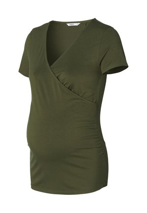 Groene zwangerschapsblouse van zachte stof, met een wikkelontwerp, korte mouwen en geplooide accenten aan de zijkanten voor een comfortabele pasvorm.