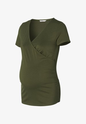Groene zwangerschapsblouse van zachte stof, met een wikkelontwerp, korte mouwen en geplooide accenten aan de zijkanten voor een comfortabele pasvorm.