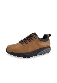 Scarpe da trekking in suede marrone con suola in gomma scura, punta rinforzata e fermagli metallici per i lacci. Collo in tessuto nero texture, lacci rossi e marchio.