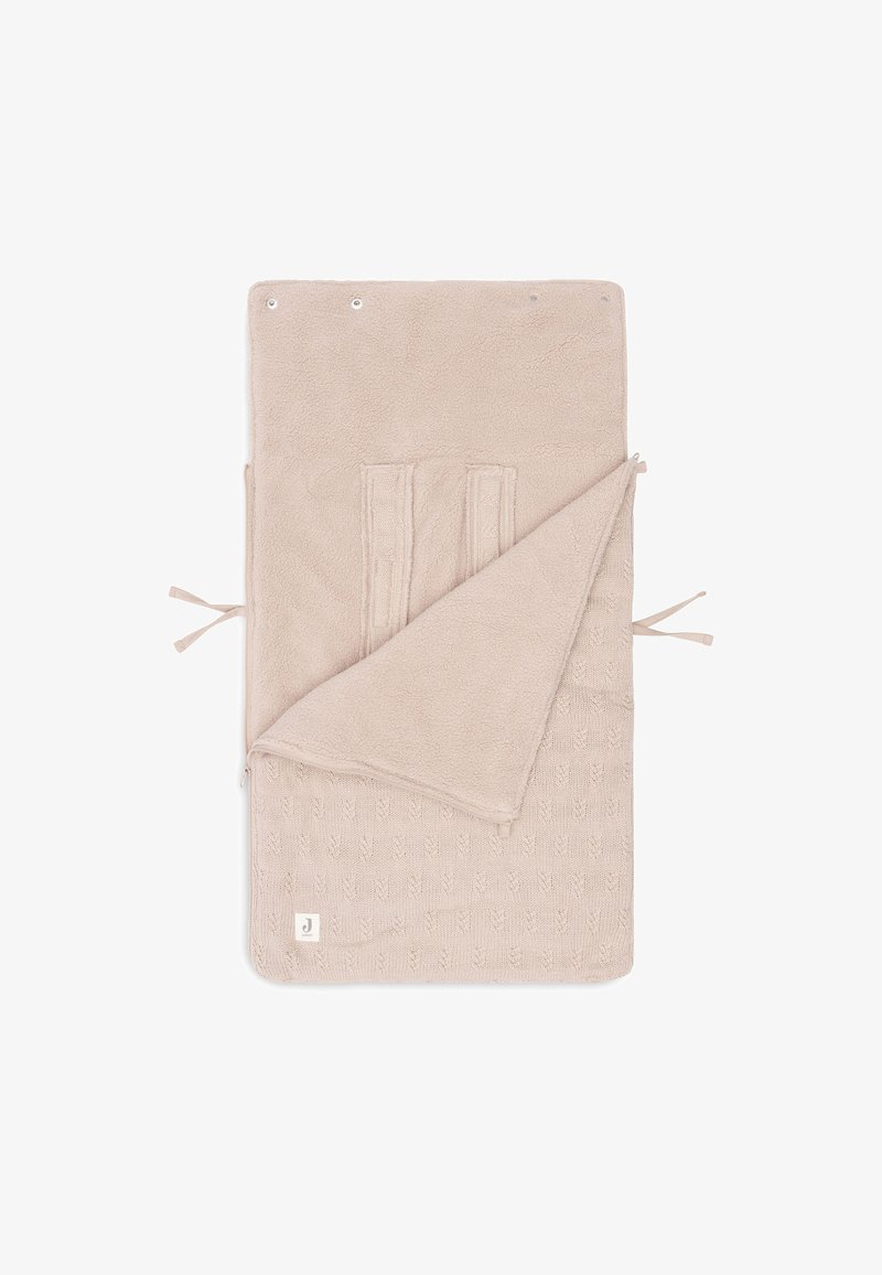 Couverture en tissu beige avec une couche supérieure douce et texturée et un dessous lisse. Présente des liens et des fermetures à pression. Détails de motif subtils présents.