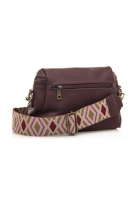 Borsa in pelle bordeaux con finitura testurizzata, dotata di una tasca posteriore con zip e una tracolla decorata con motivi a diamante nei colori rosa, verde e rosso.