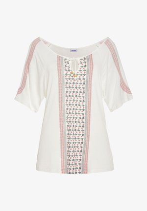 Witte tuniektop met korte mouwen, een V-hals met striksluiting, en geborduurde bloemenpatronen in rood, groen en zwart langs de voorkant.