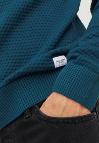 Jack & Jones JJEATLAS CREW NECK - Neule - sailor blue