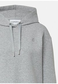 Jasnoszara bluza z kapturem, z sznurkiem do ściągania, metalowymi końcówkami i małym haftowanym logo "C!" na klatce piersiowej, z metką "Comma Casual Identity" w środku.