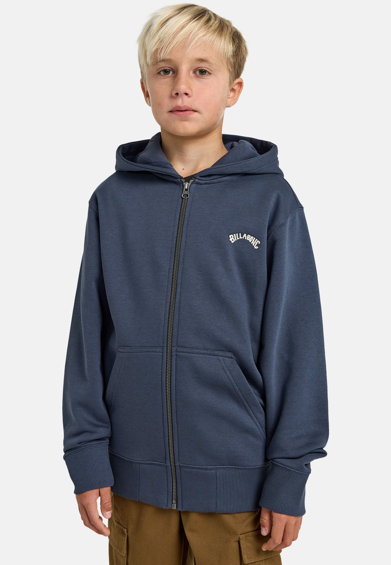 Granatowa bluza z kapturem na zamek, wykonana z miękkiego materiału, z przednią kieszenią i ściągaczami na rękawach. Logo marki na lewej stronie klatki piersiowej.