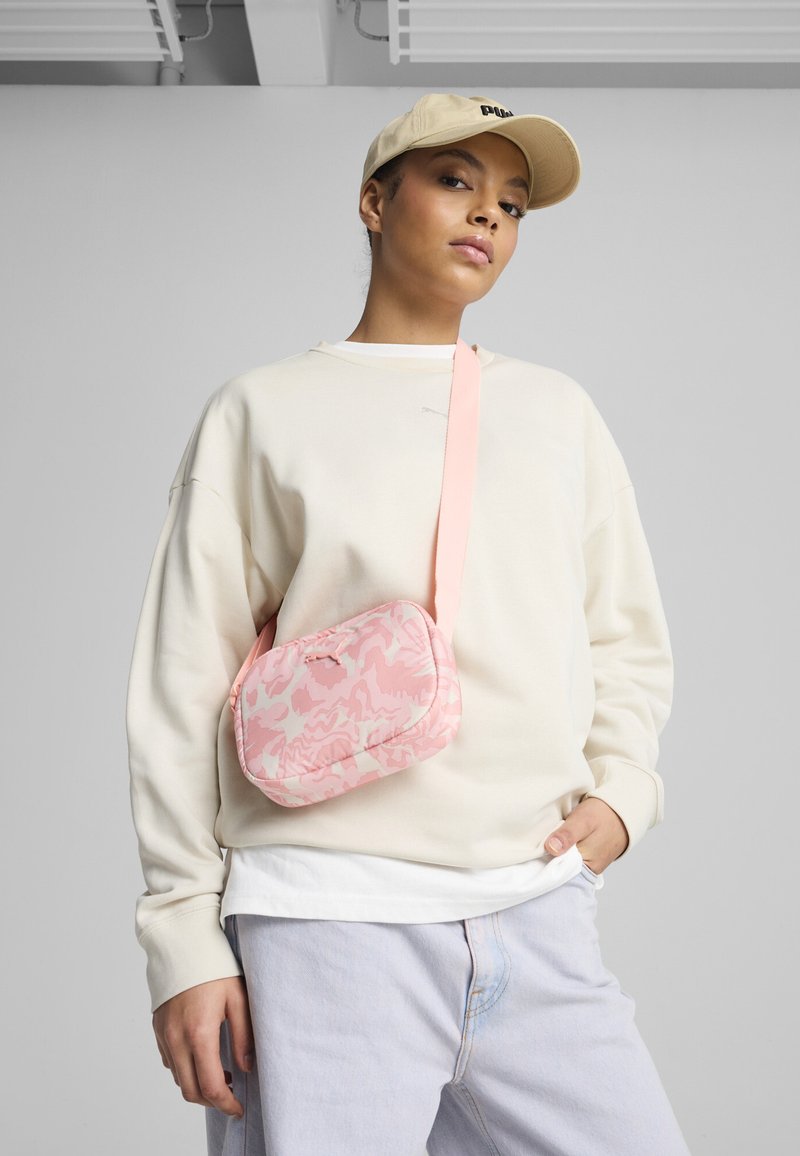 Puma POP - Bandolera - pink fruit-aop