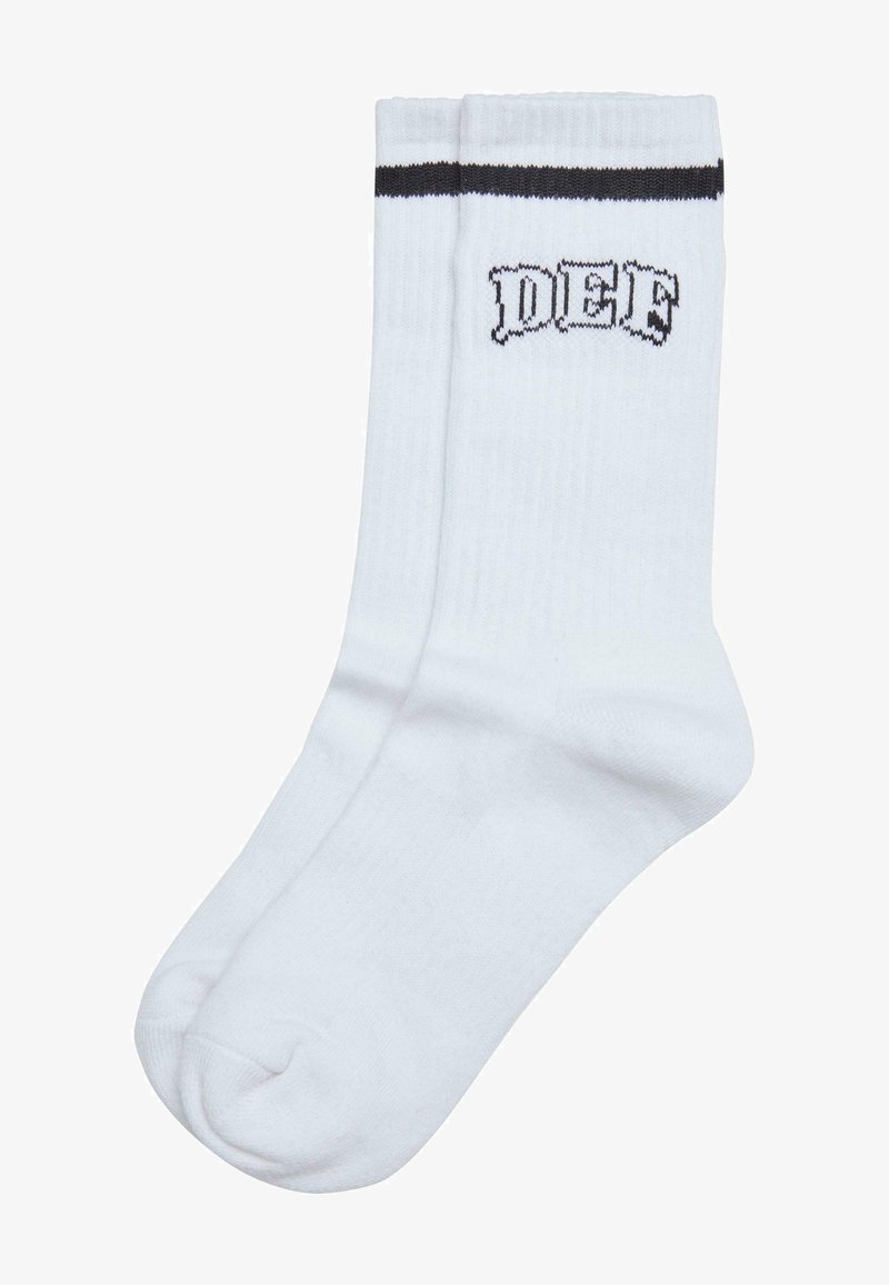Weiße Baumwollsocken mit geripptem Textur, versehen mit schwarzen horizontalen Streifen und dem Wort "DEF" in dunkelgrauer Stickerei an der Seite.