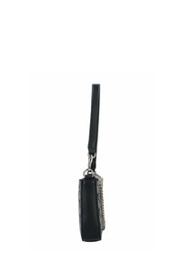 Sac à main en cuir noir au design épuré, doté d'un accent chaîne et d'une bandoulière amovible pour des options de transport polyvalentes.
