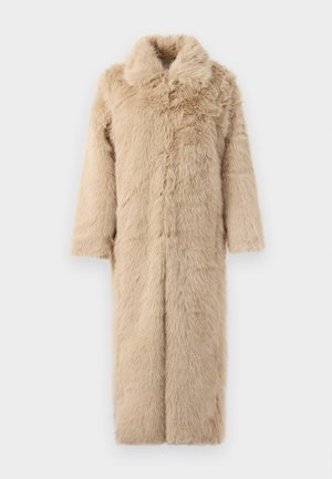Długi beżowy płaszcz z sztucznego futra z szerokim kołnierzem i pełnymi rękawami, zaprezentowany na jednolitym białym tle.