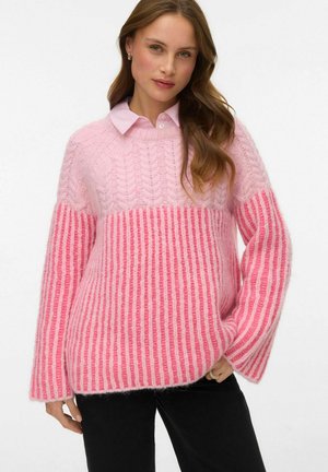 Oversize'owy różowy sweter z teksturowanym splotem i poziomymi paskami, o miękkim, puszystym wykończeniu oraz prążkowanych mankietach.