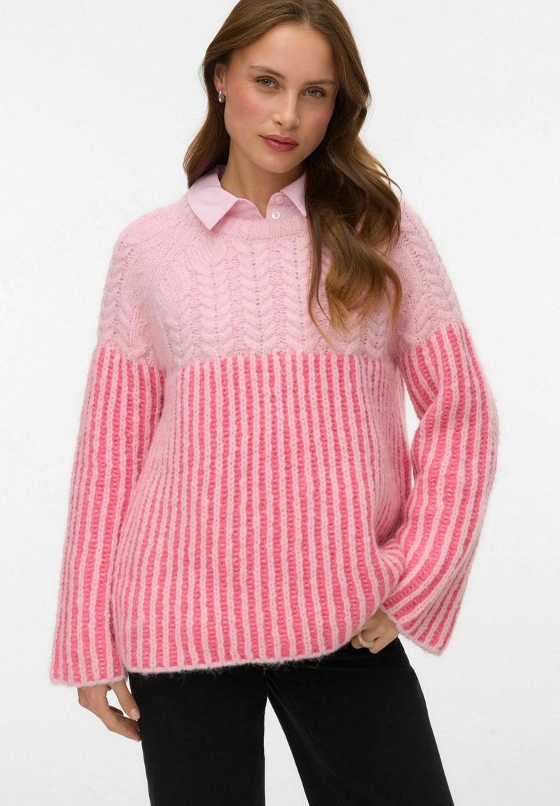 Ülepaisutatud roosa kampsun, millel on tekstuurse kudumismustriga horisontaalsed triibud, pehme ja kohev viimistlus ning soonikuga varrukaservad.