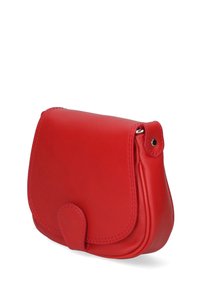 Borsa a spalla rossa in pelle con patta arrotondata, cuciture a contrasto e chiusura a scatto. Texture liscia e design compatto per un facile trasporto.