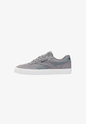 Niedriger grauer Reebok-Sneaker mit weißer Sohle, Schnürverschluss vorne und gebrandetem Logo an der Seite und Ferse.
